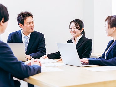 打ち合わせをする税理士